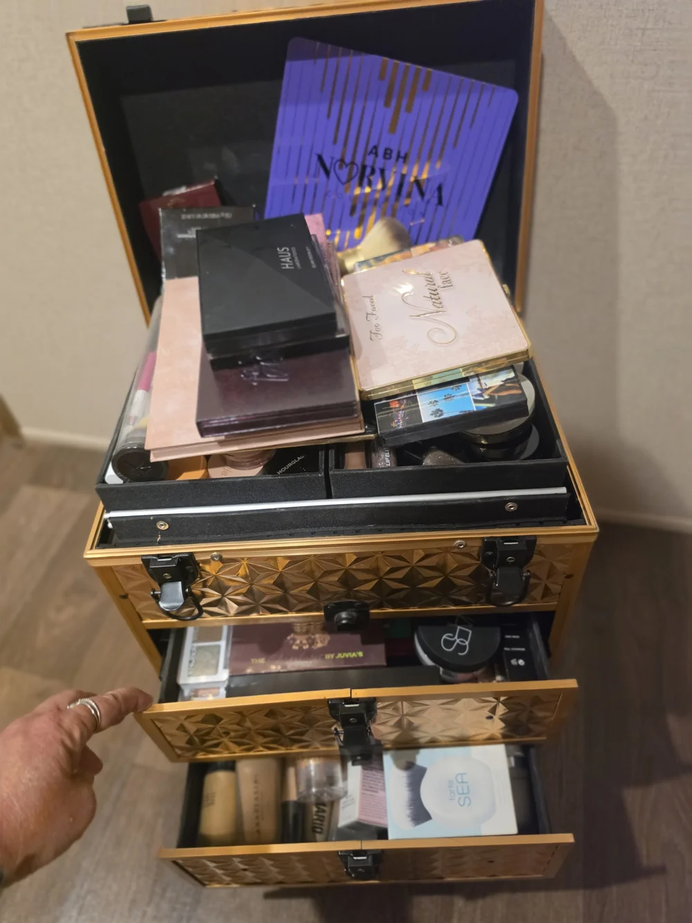 HUDA BEAUTY spacious makeup